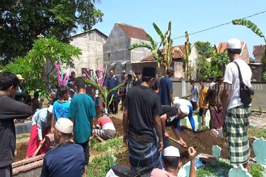Foto : Prosesi pemakaman anak dan ibu di Pasuruan Kota yang dibunuh perampok.