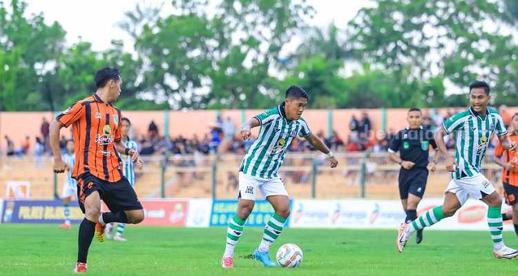 Pemain Deltras FC saat ujicoba dengan Persibo Bojonegoro. (Way)