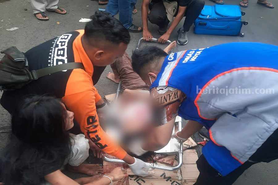 Jambret Lukai 2 Wanita di Jalan Gembong Surabaya TS (16) terluka parah saat dievakuasi oleh petugas dari BPBD Kota Surabaya, Minggu (31/12/2023).