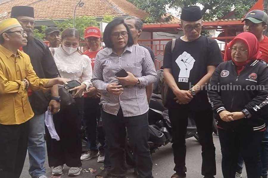 Ketua Umum Ganjar untuk Indonesia Satu (Ganesa) Niniek Henny (tengah) saat acara Aksi Damai Relawan GAMA Surabaya di Jalan Arjuno, Minggu (31/12/2023). 