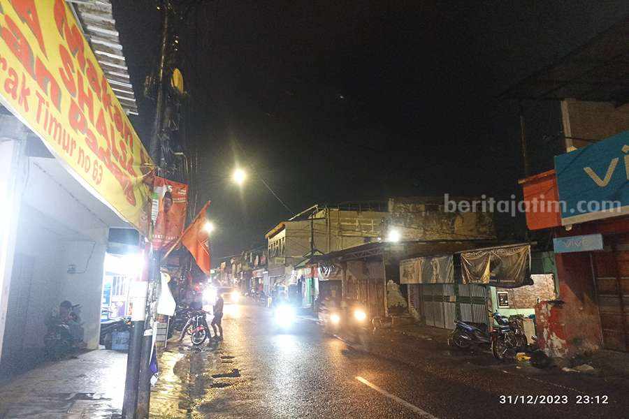 Suasana jalanan Surabaya di penghujung tahun baru 2024. (Foto/anggadia).