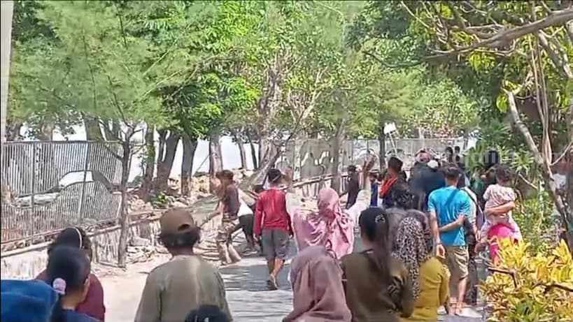 Para pedagang Pantai Kenjeran Surabaya.