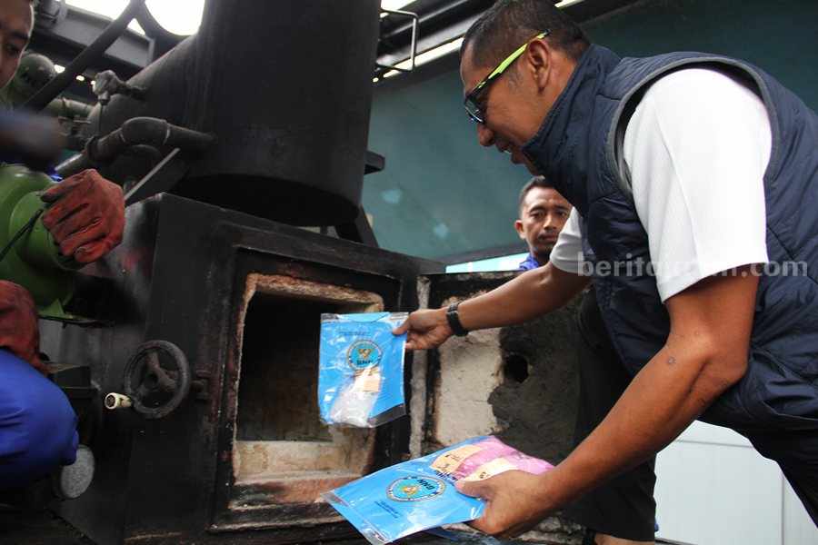 Petugas BNNP Jawa Timur memusnahkan sabu hasil tangkapan 3 tersangka di Surabaya, Jumat (01/12/2023). (Foto/ist).