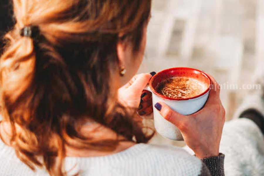 Ilustrasi seseorang yang mengonsumsi kopi justru buat mengantuk. (Sumber foto: Pexels/Chait Goli)
