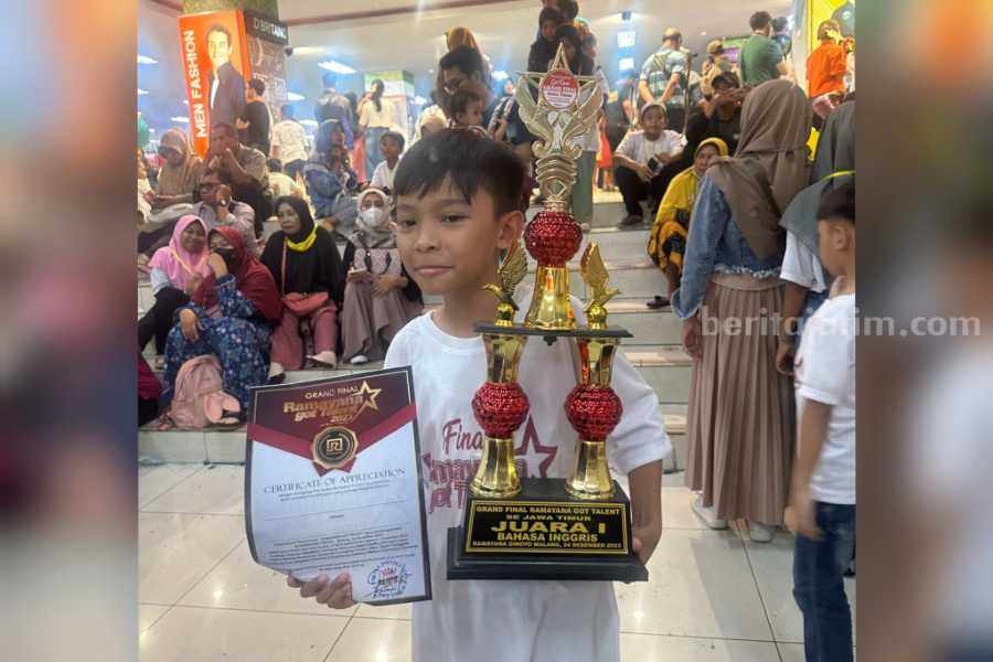 Quinlan Arganta Deandro saat membawa trophy Juara I Bahasa Inggris dalam Ramayana Got Talent Jawa Timur di Malang, 24 Desember 2023 lalu.