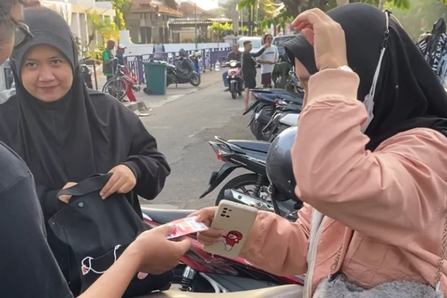 Heboh! Ganjar Kunjungi CFD Solo dan Bagi-Bagi Internet Gratis