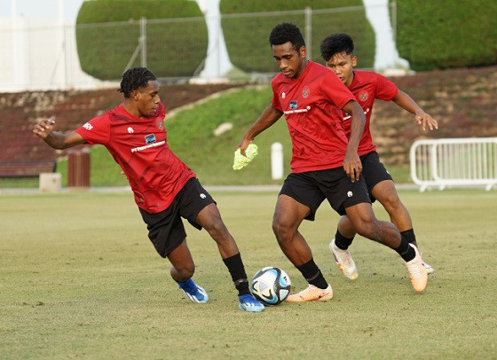 Eks Kapten Timnas U-17 Ingin Loloskan Indonesia ke Piala Dunia U-20 2025 Iqbal Gwijangge (dua dari kiri) tengah mengikuti pemusatan latihan Timnas U-20 di Qatar. Foto: PSSI
