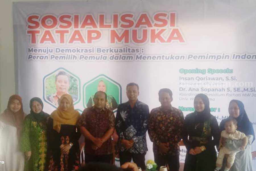 KPU Jatim Gandeng Forhati Gelar Sosialisasi Pemilu 2024 Sosialisasi tahapan Pemilu 2024 dilakukan Komisi Pemilihan Umum (KPU) Jawa Timur bareng Forum Komunikasi Alumni HMI Wati (Forhati) Jatim, Minggu (17/12/2023).