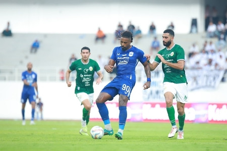 Carlos Fortes menjadi tumpuan PSIS Semarang untuk menjebol gawang Madura United. (Foto: PT LIB)
