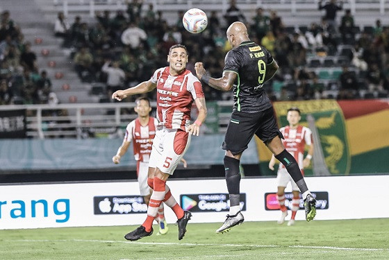 Persis Gugat “Gol Hantu” Paulo Henrique Striker Persebaya Paulo Henrique striker Persebaya Surabaya mencetak satu gol dalam laga melawan Persis Solo pada Rabu (13/12/2023) malam. (Foto: Persebaya)