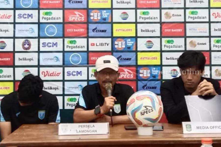 Ladeni Persipa Pati di Laga Pamungkas, Persela Lamongan Tetap Incar Poin Penuh Pelatih Persela Lamongan, Djadjang Nurdjaman (tengah), didampingi Pemainnya, Aji Kurniawan.