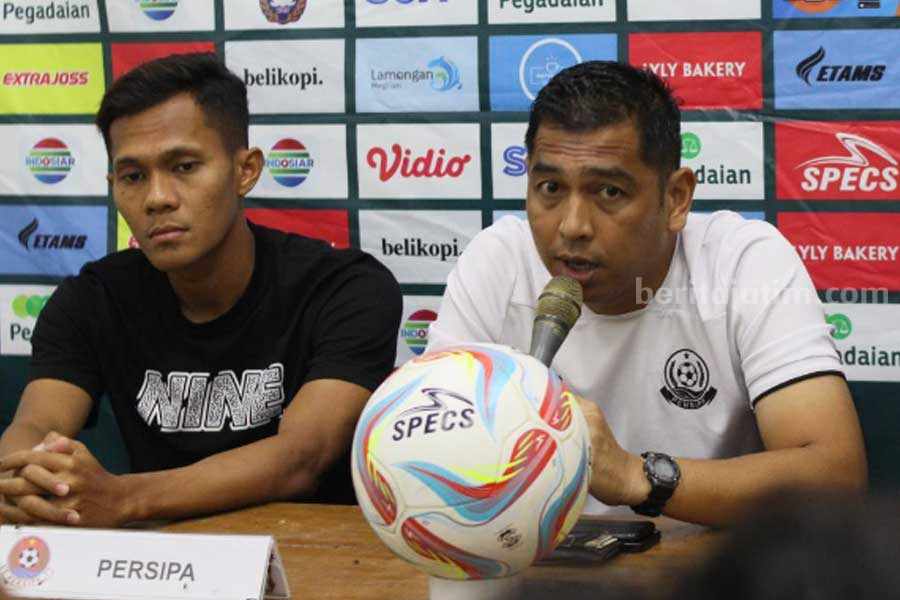 Berat Lawan Persela Lamongan, Pelatih Persipa Pati: Disiplin Jadi Kunci Kita Pelatih Persipa Pati, Jan Saragih ditemani pemainnya Imam Witoyo saat konferensi pers.