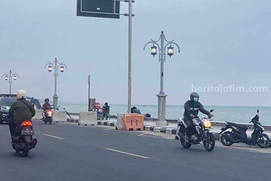 Pemasangan Road Barrier di sepanjang bahu Jalan RE Martadinata Tuban. [foto:Diah Ayu/beritajatim.com]