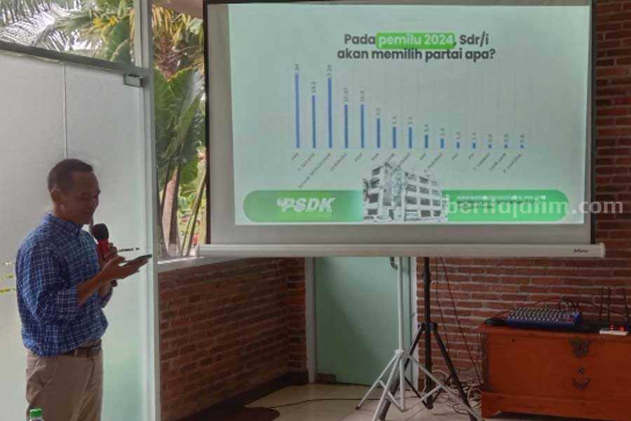 Peneliti Utama PUSAD UM Surabaya saat mempresentasikan hasil surveinya di Kayu Manis Resto, Kabupaten Lamongan.