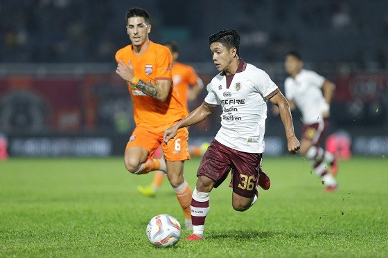 Persis berhadapan dengan Arema FC di pekan ke-22 Liga 1 di Stadion Kapten I Wayan Dipta, Gianyar pada Sabtu (9/12/2023) malam. Foto: PT LIB
