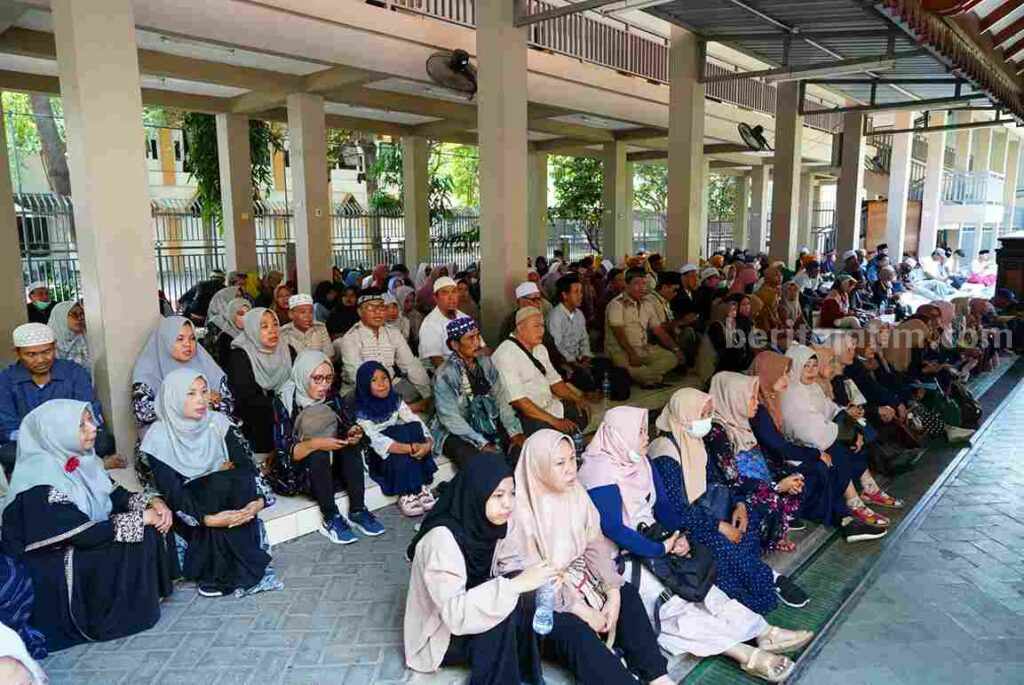 Foto ratusan warga satu mengikuti wisata religi gratis.