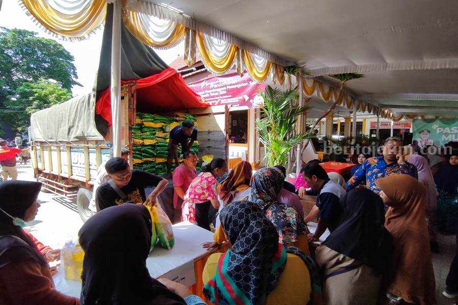 Antrian warga dalam pasar murah yang diadakan oleh Disperindag Jatim. (Foto/Istimewa)