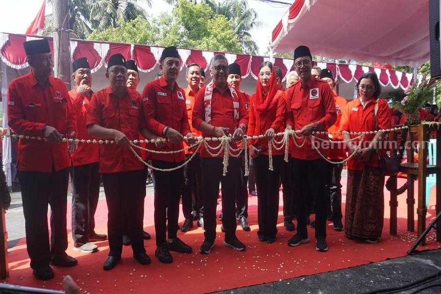 Sekjen PDIP Hasto Kristiyanto didampingi Deni Wicaksono dan tokoh-tokoh PDIP lainnya saat memotong untaian melati simbol peresmian kantor DPC PDIP Pacitan. (Foto/DPC PDIP Pacitan)