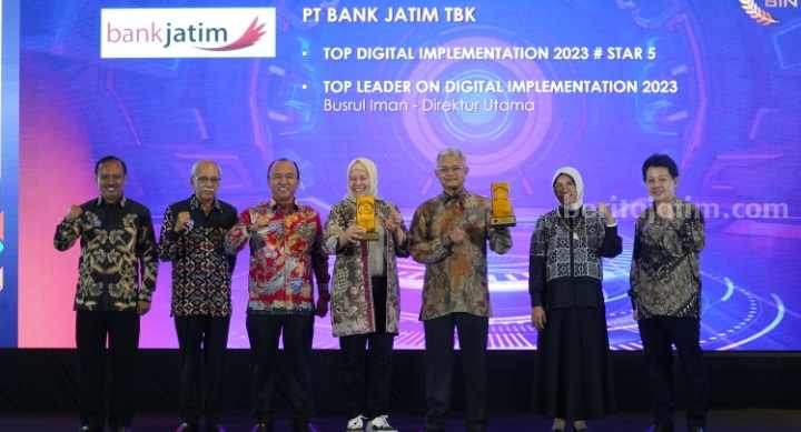 Konsisten Lakukan Transformasi Digital, Bank Jatim Boyong Dua Penghargaan Sekaligus Dalam TOP Digital Awards 2023