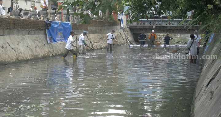 BRI Peduli Sungai, Bersihkan Bantaran Sungai Mojo Demi Penyelamatan Lingkungan