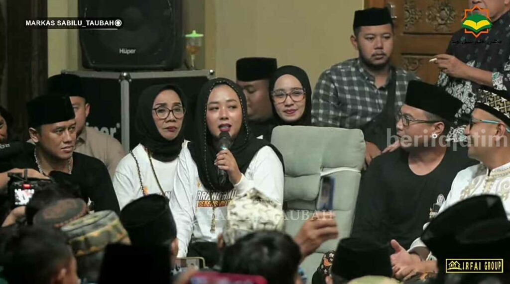 Soimah saat ngaji di rutinan malam Selasa Majlis Sabilu Taubah Gus Iqdam Blitar