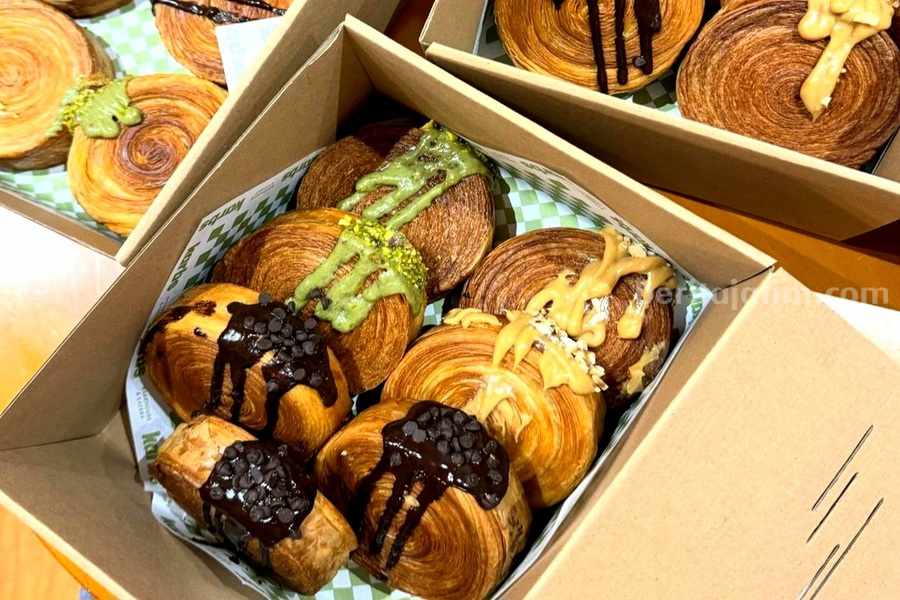 Cromboloni dan croissant bomboloni, kue yang sedang viral di media sosial. (Sumber foto: Instagram/karbsbakery)