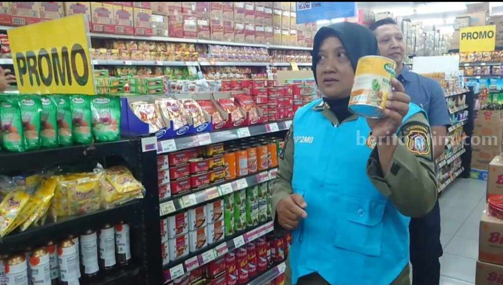 Petugas TKP2MO Kota Blitar menunjukkan produk makanan yang tidak layak konsumsi.