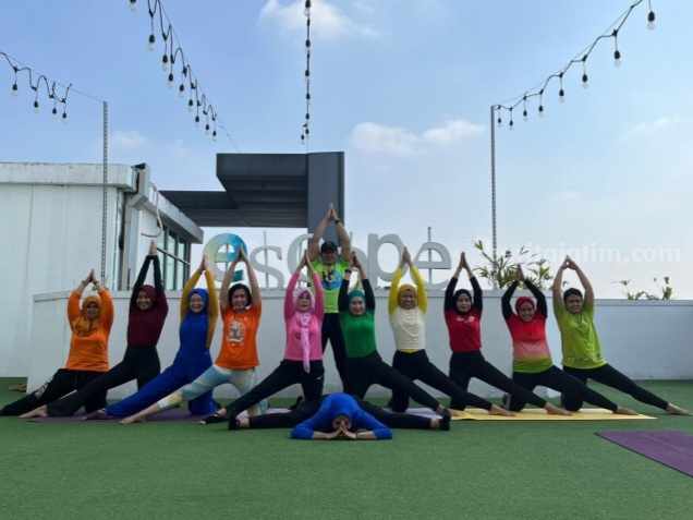 Komunitas Yoga Wanita Surabaya dan Sidoarjo mempraktikkan gerakan yoga dalam rangka peringatan Hari Ibu 2023.