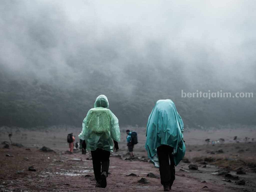 Tips Aman Mendaki Gunung di Musim Hujan, Keselamatan Utama Mendaki gunung di musim hujan. (Instagram/indonesia_geographic)