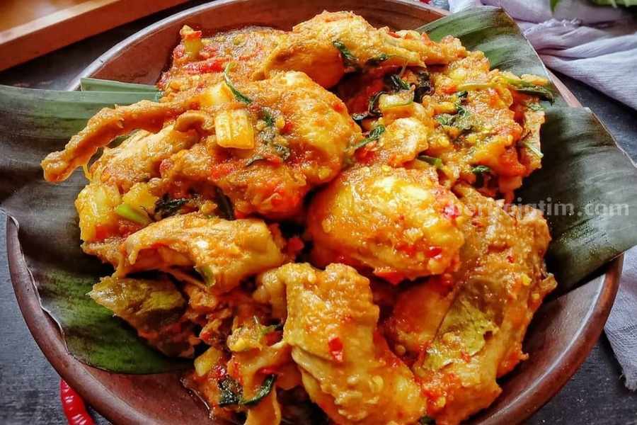 Ayam Rica-rica, kuliner Indonesia dengan cita rasa pedas gurih. (Sumber foto: Instagram/resepmamaa.id)
