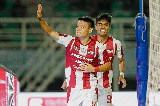 Gol Sho Yamamoto membuat Persis Solo menahan imbang Persebaya Surabaya dengan skor 1-1. (Foto: PT LIB)