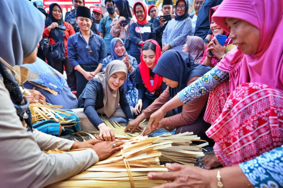 Ke Trenggalek Siti Atikoh Ganjar Bikin Besek Bersama Emak-emak Siti Atikoh Ganjar