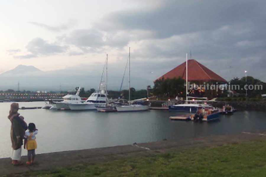 Suasana destinasi wisata Pantai Marina Boom, Banyuwangi saat sore hari. (rin)