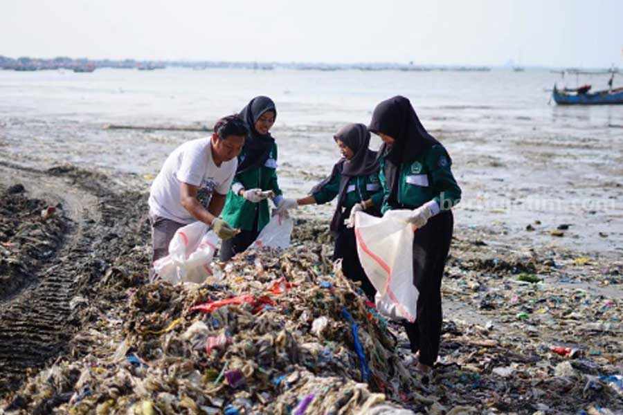 Ecoton dan Mahasiswa Kembali Lakukan Brand Audit di Pantai Tuban, Penuh Sampah Plastik Sekali Pakai Ecoton dan para mahasiswa membersihkan Pantai Boom Tuban.