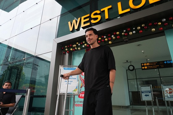 Thom Haye Segera Dinaturalisasi untuk Perkuat Timnas Thom Haye telah tiba di Indonesia pada Kamis (28/12/2023) untuk memulai proses naturalisasi. Foto: PSSI
