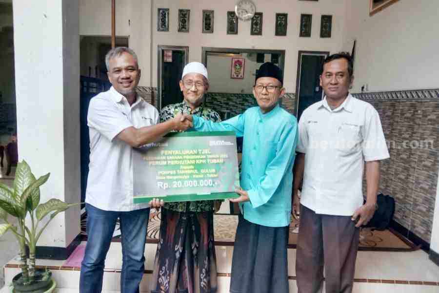 Perhutani KPH Tuban Bayu Nugroho sebelah kiri memberikan bantuan program TJSL kepada Ponpes Tanwirul Qulub Tuban.