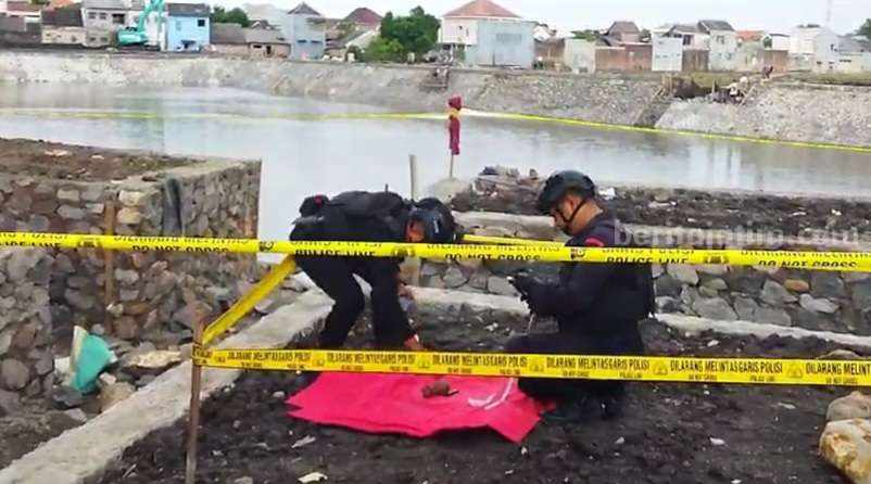 Caption : Tim Jihandak Brimob Polda Jatim mengamankan mortir yang ditemukan para pekerja proyek di kolam retensi di kolam retensi Kelurahan Kedundung, Kecamatan Magersari, Kota Mojokerto. [Foto : ist]