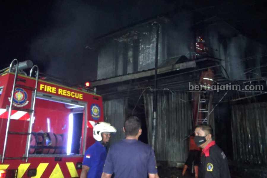 Petugas Damkar Magetan saat naik ke lantai dua bengkel yang terbakar di Jalan Raya Panekan-Kendal Dusun Ploso Tinil, Kelurahan/Kecamatan Panekan, Kabupaten Magetan pada Rabu (6/12/2023).