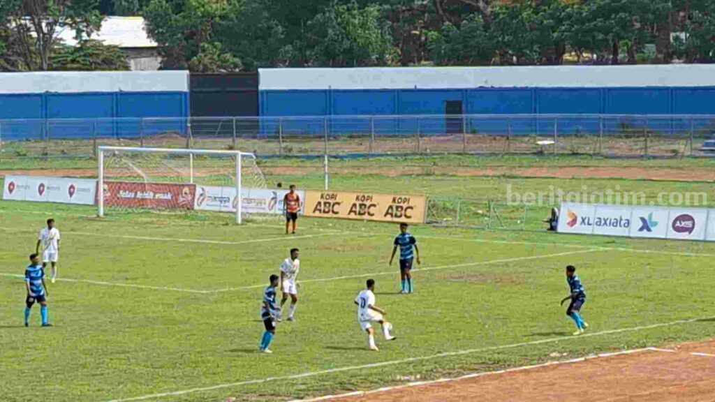 PSMP saat menjalani pertandingan melawan Simo Putra di Stadion Gajah Mada, Kecamatan Mojosari, Kabupaten Mojokerto. [Foto : Misti/beritajatim.com]