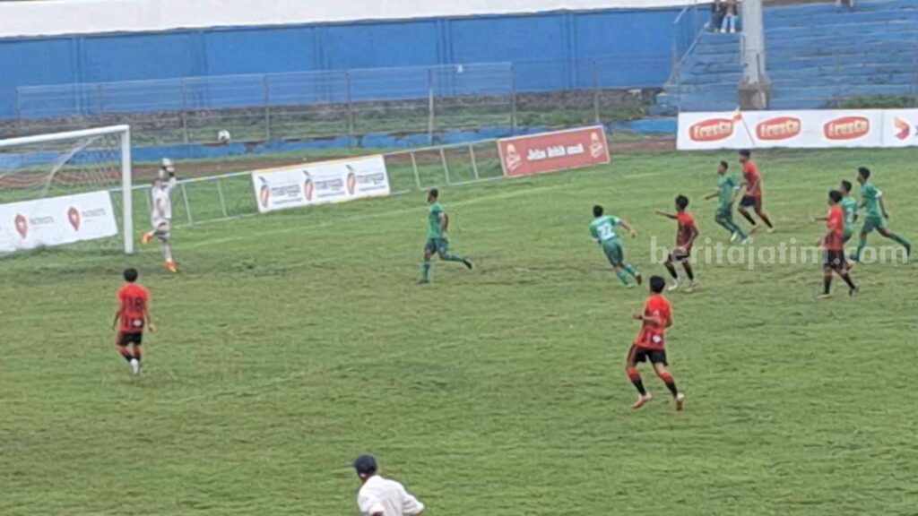 Gol pertama PSMP saat menjalani pertandingan melawan Asyabab Bangil di Stadion Gajah Mada, Kecamatan Mojosari, Kabupaten Mojokerto. [Foto : Misti/beritajatim.com]