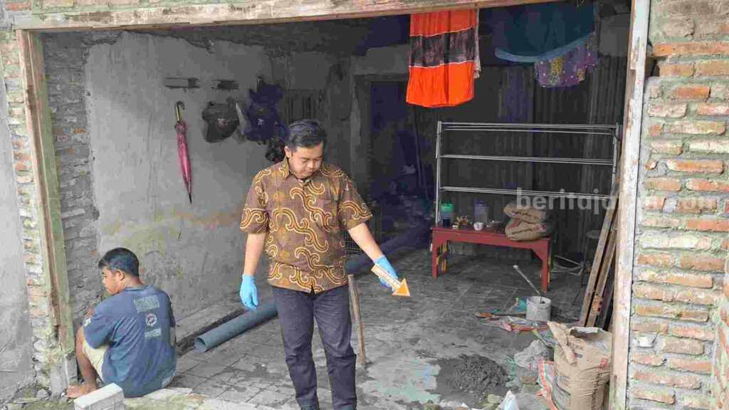 Caption : Petugas Inavis melakukan olah TKP. [Foto : Misti/beritajatim.com]