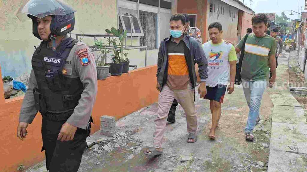Pelaku Sutomo (53) saat diamankan ke Mapolresta Mojokerto. [Foto : Misti/beritajatim.]