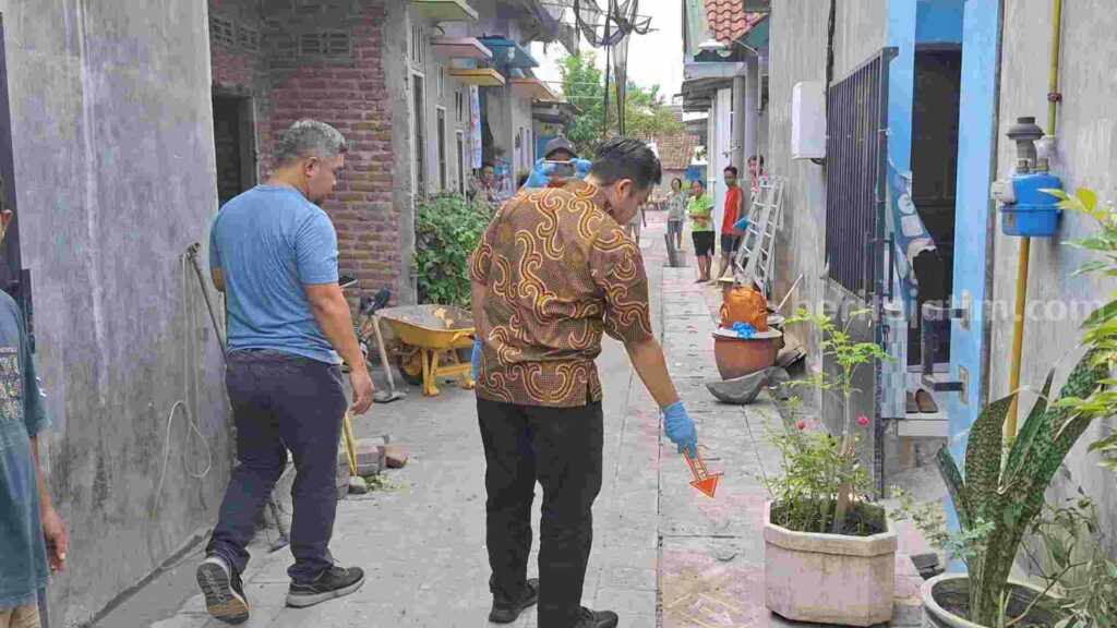 Petugas dari Tim Inavis Satreskrim Polresta Mojokerto melakukan olah TKP. [Foto : Misti/beritajatim.com]