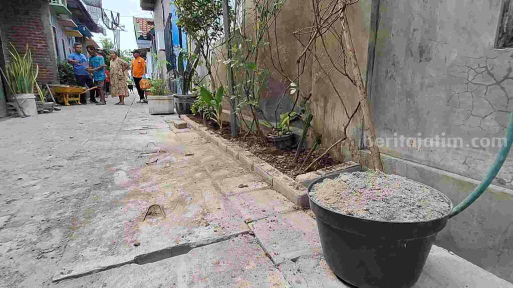 Taman depan rumah korban diduga menjadi penyebab aksi penganiayaan di Pangreman Lapangan Gg 5 No 25F, RT 5 Rw 3, Lingkungan Pangreman Lapangan, Kelurahan Kranggan, Kecamatan Kranggan, Kota Mojokerto. [Foto : Misti/beritajatim.com]