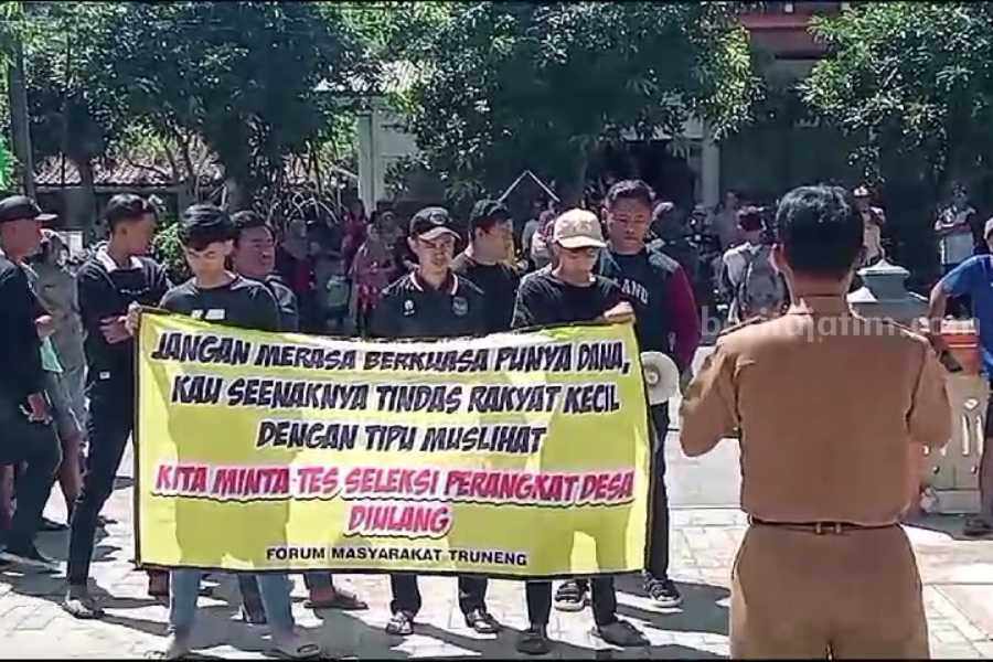 Warga Desa Truneng, Sukomoro, Magetan sast berdemo menuntut seleksi ulang parangkat desa, Senin (11/12/2023)