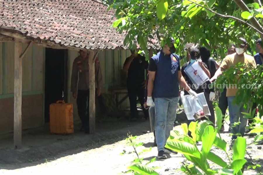 Densus 88 Sita Laptop dan HP Terduga Teroris Ngawi