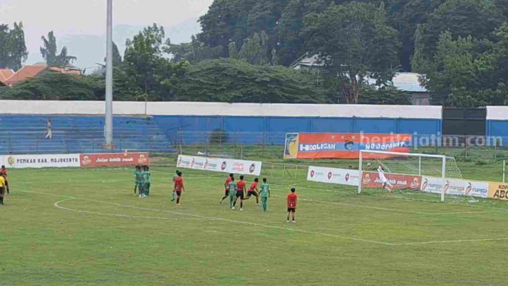 PSMP saat menjalani pertandingan melawan Assyabab di Stadion Gajah Mada, Kecamatan Mojosari, Kabupaten Mojokerto. [Foto : Misti/beritajatim.com]