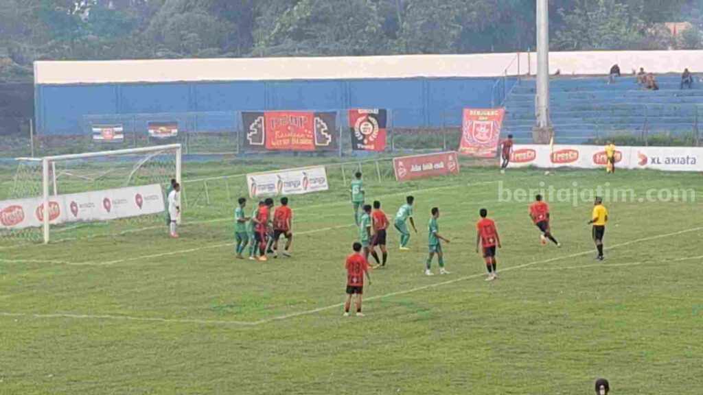 PSMP saat menjalani pertandingan melawan Assyabab di Stadion Gajah Mada, Kecamatan Mojosari, Kabupaten Mojokerto. [Foto : Misti/beritajatim.com]