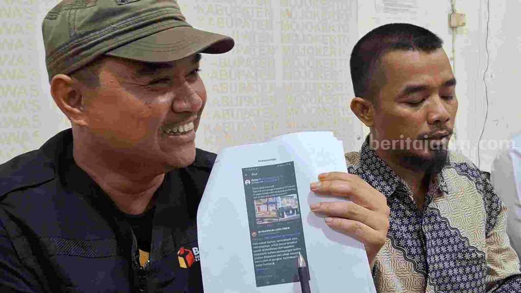 Ketua Bawaslu Kabupaten Mojokerto, Dody Faizal saat menunjukkan cuitan akun resmi Humas Polda Jatim di twitter. [Foto : Misti/beritajatim.com]