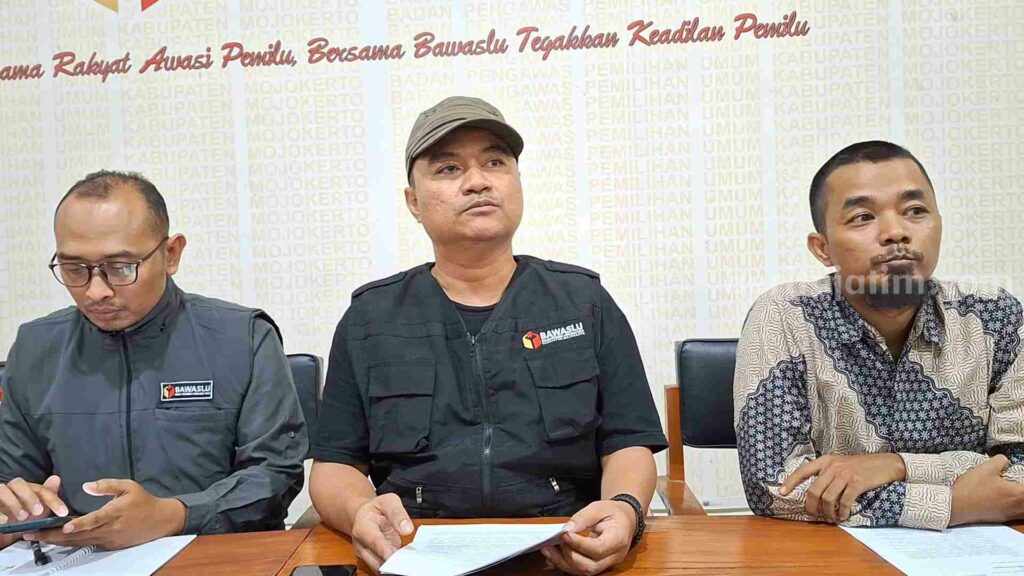 Ketua Bawaslu Kabupaten Mojokerto, Dody Faizal. [Foto : tengah]
